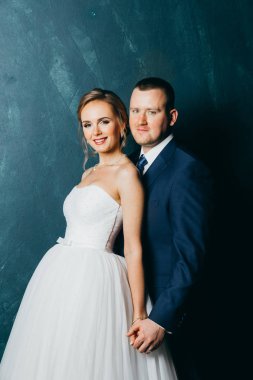 genç güzel çift kapalı poz