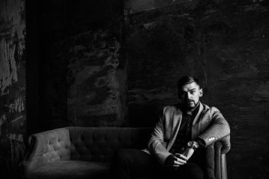 Antrenöre oturan genç yakışıklı adam