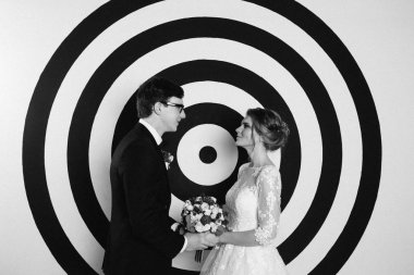 mutlu genç güzel çift poz 