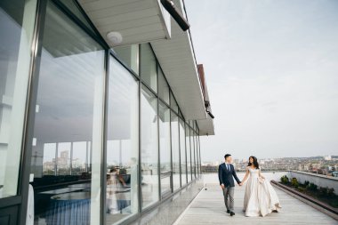 genç çiftin güzel çatı üzerinde yeni evliler