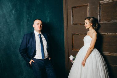 genç güzel çift kapalı poz