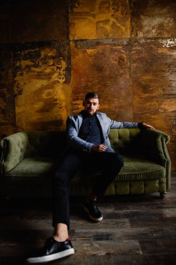 Antrenöre oturan genç yakışıklı adam