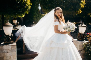 Genç güzel mutlu gelin poz 