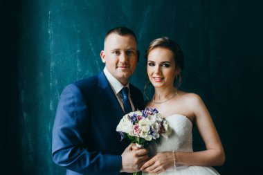 genç güzel çift kapalı poz