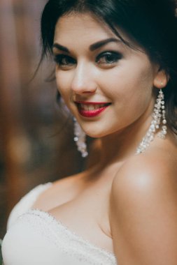 Kapalı poz genç güzel gelin