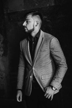 yakışıklı delikanlı kapalı poz