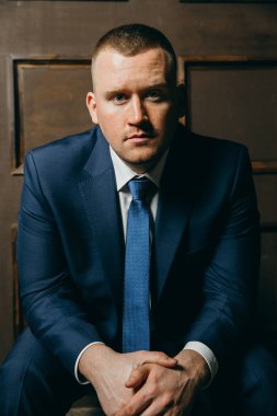 yakışıklı delikanlı kapalı poz