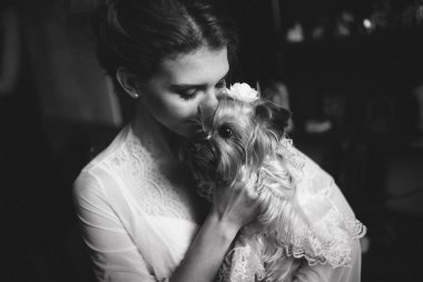 köpek ile poz genç güzel gelin 