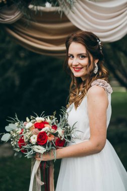 bahçede poz genç güzel gelin 