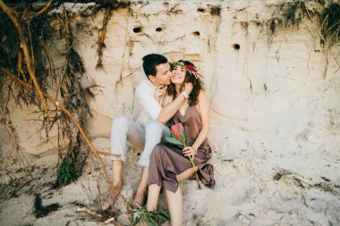 Ormandaki mutlu güzel genç çift