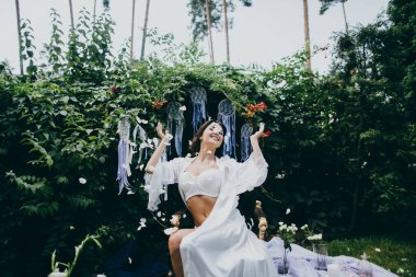 Yaprakları kadar atma sabahları güzel gelin