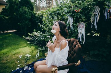 Bahçe içinde sabahları güzel gelin 