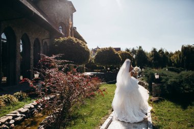 Genç güzel mutlu gelin poz 