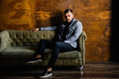 Antrenöre oturan genç yakışıklı adam