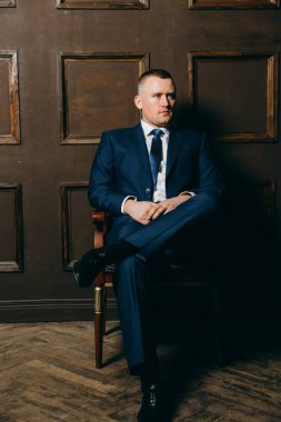 yakışıklı delikanlı kapalı poz