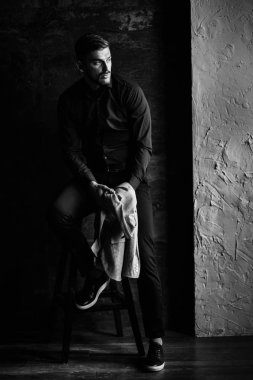 yakışıklı delikanlı kapalı poz