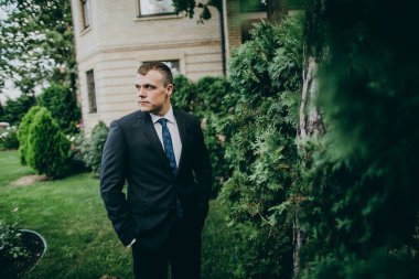 Genç yakışıklı adam açık havada poz