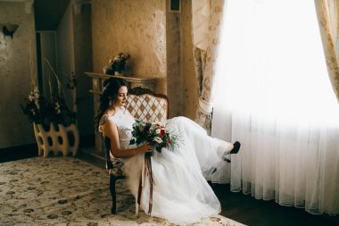 Kapalı poz genç güzel gelin