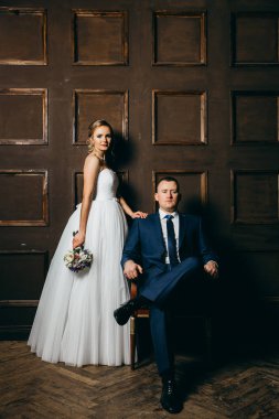 genç güzel çift kapalı poz