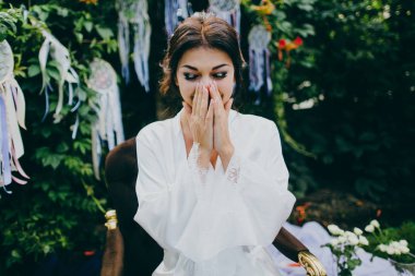 Bahçe içinde sabahları güzel gelin 