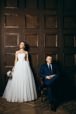 genç güzel çift kapalı poz