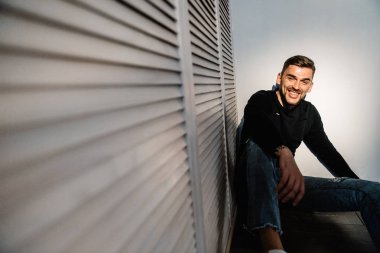 katta oturan genç yakışıklı adam 