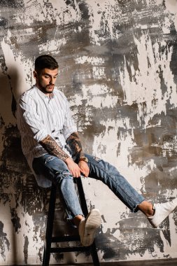 yakışıklı delikanlı duvar arka plan üzerinde poz