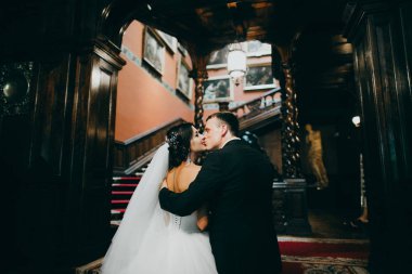 Mutlu, genç, güzel, yeni evli çift öpüşüyor. 