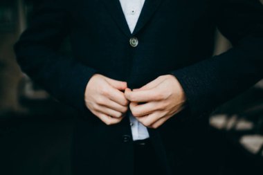 Genç kadar düğmelerini ceket adamım, yakın çekim