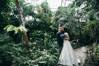 Yeni evliler botanik bahçe içinde güzel genç çift 