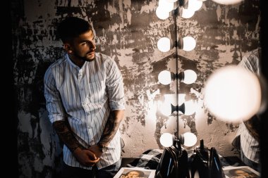 yakışıklı delikanlı aynaya bakıyorum