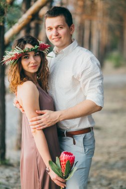 Ormandaki mutlu güzel genç çift