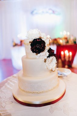 güzel düğün pastası çiçeklerle, yakın çekim