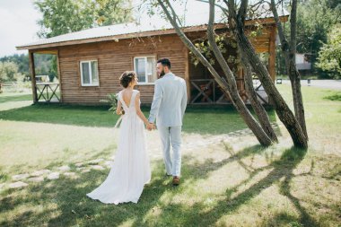 mutlu çift yürüyen genç yeni evliler