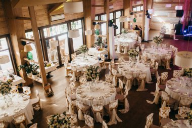 Güzel düğün günü masa dekorasyonu