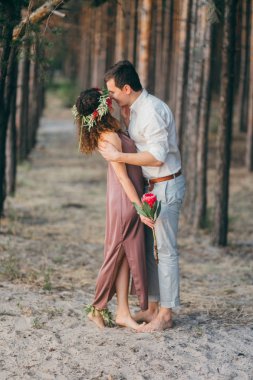 Ormandaki mutlu güzel genç çift