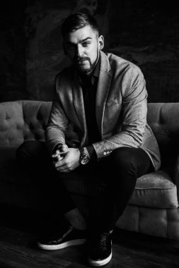 Antrenöre oturan genç yakışıklı adam