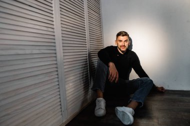 katta oturan genç yakışıklı adam 