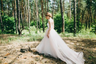 Ormanda narin, güzel bir gelin