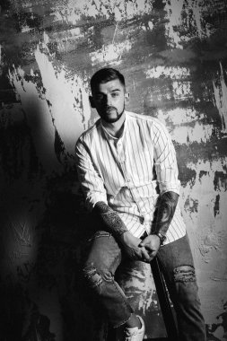 yakışıklı delikanlı duvar arka plan üzerinde poz