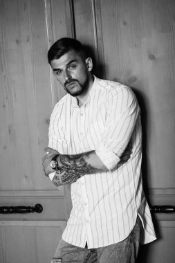 yakışıklı delikanlı kapı arka plan üzerinde poz