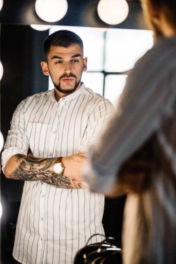 yakışıklı delikanlı aynaya bakıyorum