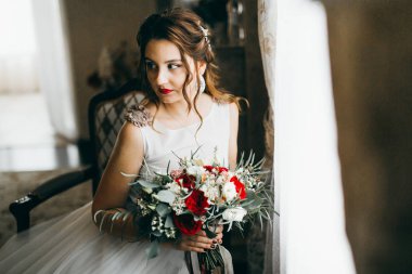 Kapalı poz genç güzel gelin