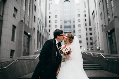 mutlu genç güzel çift öpüşme şehir içinde