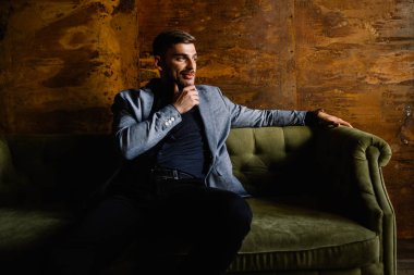 Antrenöre oturan genç yakışıklı adam