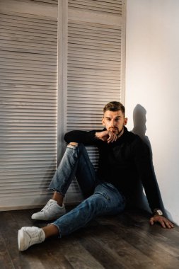 katta oturan genç yakışıklı adam 