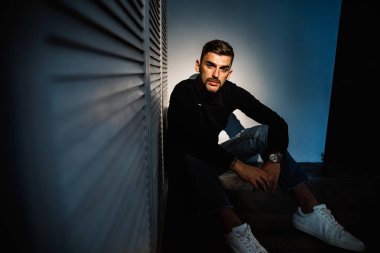 katta oturan genç yakışıklı adam 