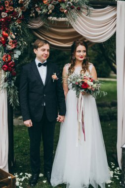 mutlu çift düğün töreni üzerinde yeni evliler. 