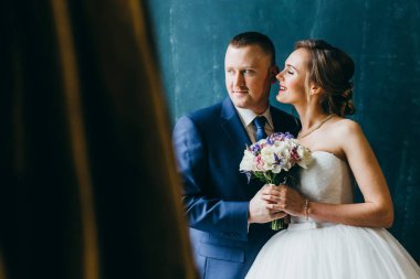 genç güzel çift kapalı poz