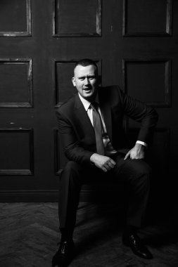 yakışıklı delikanlı kapalı poz